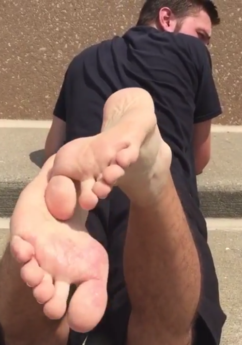 whitemalefeet:So much I’d do to him in this position ;)