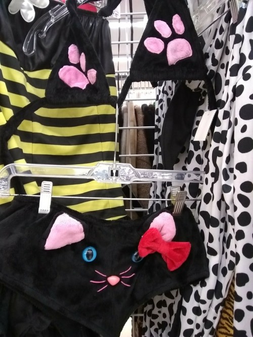 shiftythrifting:@monket submitted this lovely kitty bikini.