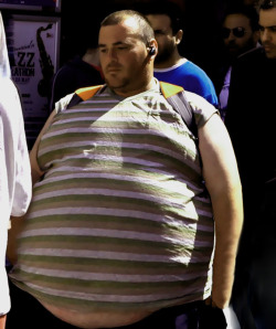 iwanttobeafatman:  superchubby:  14-8-5  thats a big dude!  Horizontal