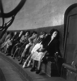  Werner Bischof GB. ENGLAND. London. Whispering wall. 1950. 