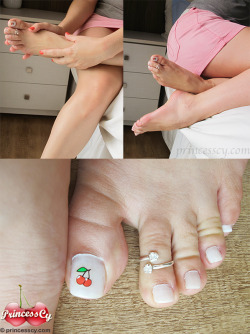 princesscyfeet:  [toe ring] My brand new toe ring, gift from