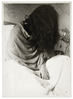 elisebrown:  Frida in the New York hospital, by Nickolas Muray,