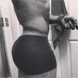 mulatoomcmxci:  missinglinc:  BOOTY O_O  HIS IG is @mulattoodiiablo