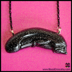 pastelbmob:  Xenomorph Necklace ฟ