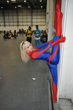 The super flexible Kerraldine Holland cosplaying at Comic-Con.