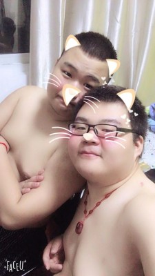 huayuzhao:  huayuzhao:  俩个小可爱  猜猜哪个是0  公布答案