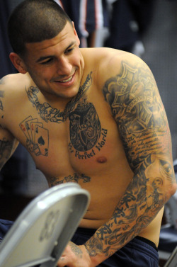 wildnkc:  hothungjocks:  Aaron Hernandez  being attracted to