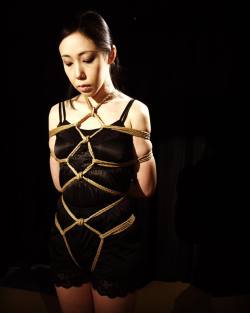 thevertigonetwork:  Shibari&Photo @hangknotModel Iroha Shizuki