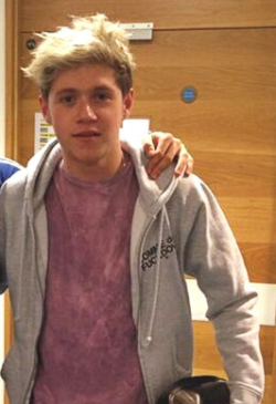 craicthatniall:  niall wearing pink recently x 