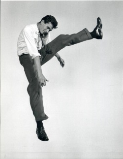yama-bato: Philippe Halsman: Anthony Perkins from the “Jump