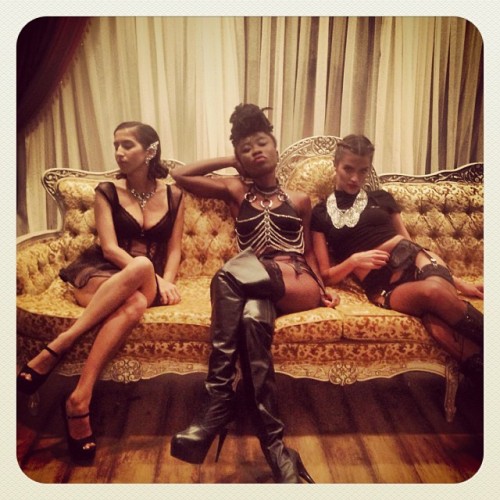 Couch kickin it with @nanaghana & @angelinanaw #comfortablevideo #theknocks