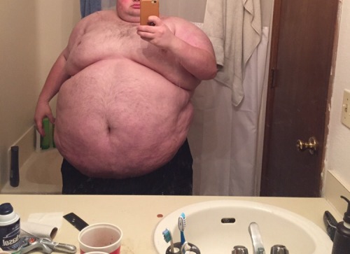 pingtee:Late night stuffing A singularly interesting body shape