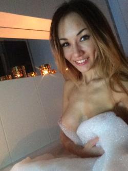 selfieasiangirl:Asian girl selfie nice tits and hot body - TWITTER