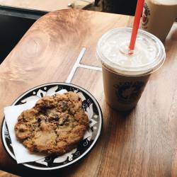 lawyeringinlilly:  blackcoffee-andredlipstick:  Cookies and draft