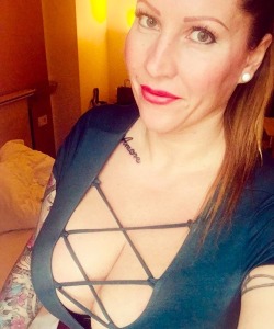 annawestmilf1:  Super busty mommy 😈🎀💋Laura of Hungary