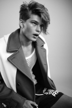 driesvano:  Jordan Barrett is River Phoenix + young Leonardo