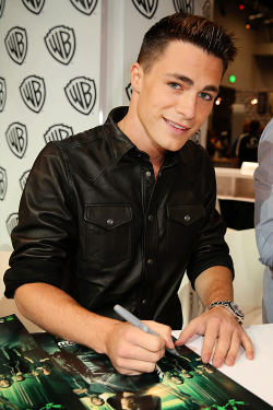 iwishewecoulddeletethisblog:  Arrow Booth Signing at Comic-ConSAN
