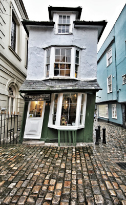 sixpenceee:The Crooked House of Windsor in England is a building