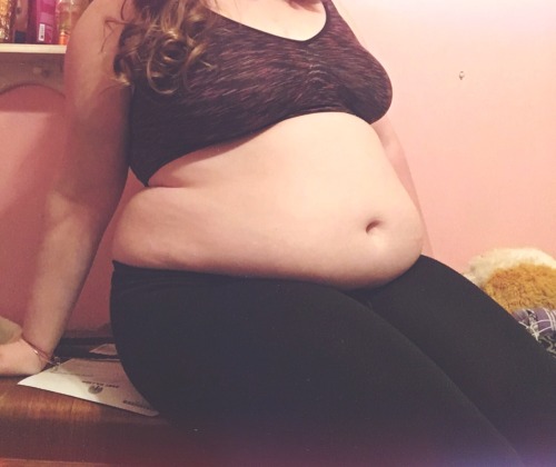 daddys-little-kt:Feeling fatter than fucking ever. At my highest weight and never seen my belly bloat and hang this much 