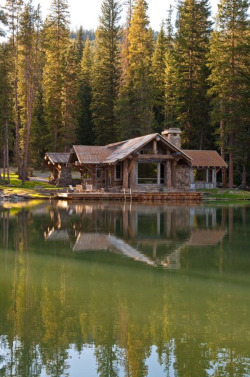 minewouldbeyou5712:  fuckyeahawesomehouses:  Rustic Cabin in