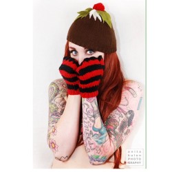 thattattooedchick:  9 days til Chritmas! Photo by @akulon 