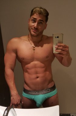 sprinkledpeen:  Henry Licett’s bathroom bulge selfies Click