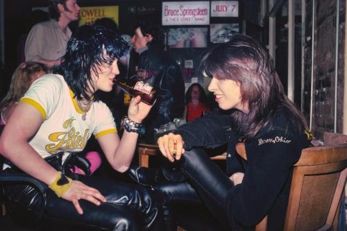 retropopcult:  Joan Jett and Chrissie Hynde at a club in 1981