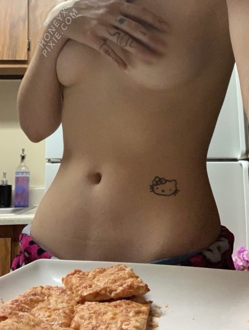 honeyxpixie:Living my best life lol 🍕✨ OnlyFans | More of