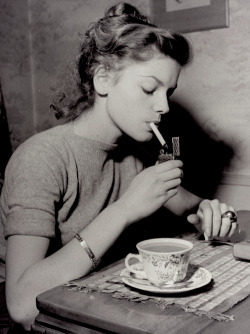 chikuwaq:  foxear:  Lauren Bacall, c. 1940’s  —— Betty