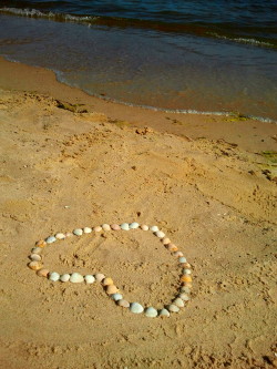 LASCIAI ….UN CUORE  SU QUELLA SPIAGGIA… MA GIA’