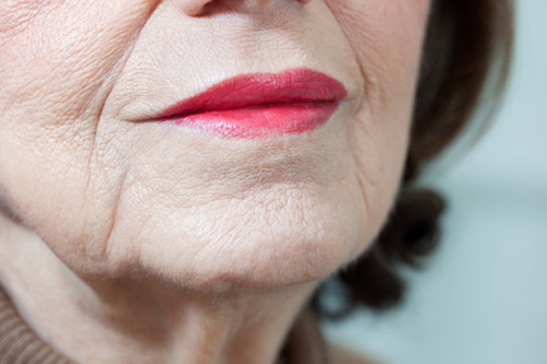 I love beautiful mature babes… wrinkles and all. Obviously these red lips are yummy… I can’t imagine how YUMMY her other lips guarding the entrance to her most likely neglected vagina would be?