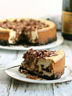 fullcravings:  Chocolate Chip Cheesecake with Oreo Crust 