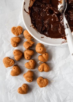 sweetoothgirl:    SALTED CHOCOLATE PEANUT BUTTER HEARTS  