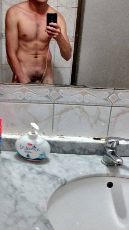 chilenos-hot:  PEDIDO! MILKO BASTIAN! se viene desnudo!