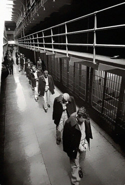 historicaltimes:  Last prisoners leaving Fort Alcatraz in 1963