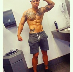 cottoncandysweet-low:  dcnupe:  🙌  omg what is his name?