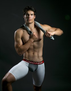 studiotimoteo:  Matt wearing the New Aero-Flo Compression Short