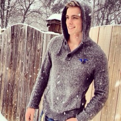 twinkmeetslife:  Hottie of the day - Chrismas snow