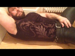 daviddavidxxl:  Feeling horny in skin tight leather!!