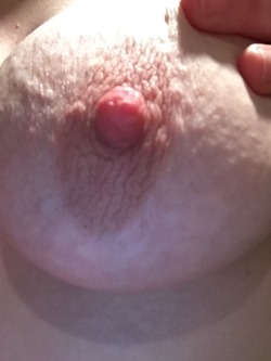 msjigglypuffs:Extreme nipple close up! Feel em between your lips.