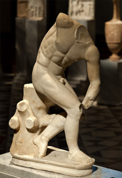 aucelo:Discobolus. Marble. Roman copy of a bronze original of