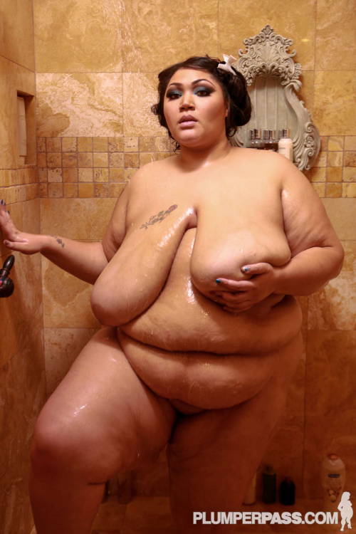 ssbbwchicklover:  conan77fa:  garyplv:  √  http://www.tumblr.com/blog/conan77fahttp://ssbbw-world.over-blog.com  I would love to shower with her   		6 foot 300 pound Anastasia in the shower … Anastasia Vanderbust 