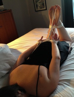 sammifeet:  Another take on the rope pics. Let us know if you