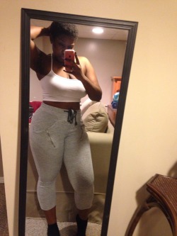 lebritanyarmor:  sweat pants . no make up . natural hair poppin