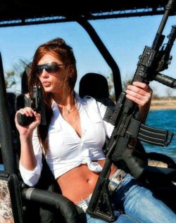 guns-and-babes:  Babe with gun