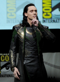 bizarre-sugar:  #HQ - Tom Hiddleston speaks onstage at Marvel