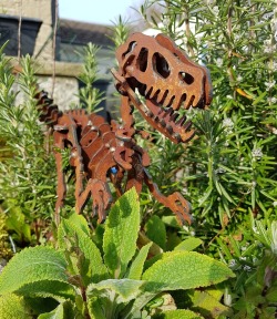 sosuperawesome:  Rusty Metal Dinosaur SculpturesRusted Banana