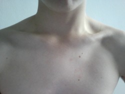 cold-ice-prince:  my collar bones be jealous. 