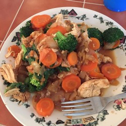 caitlinschaos:  Dinner tonight: grilled chicken, carrots, broccoli,