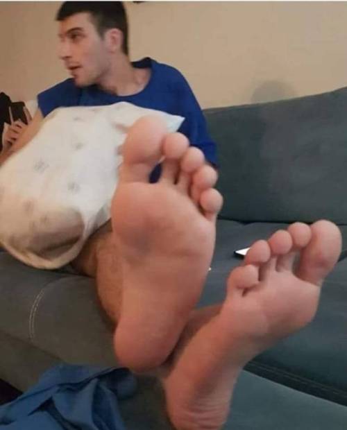 whitemalefeet:Those long toes belong in my mouth ;) great feet